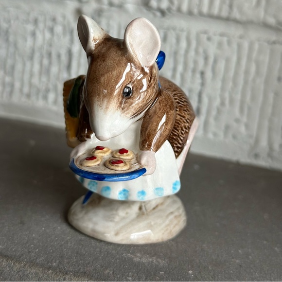 Beatrix Potter Appley dapply figure.  Mouse baker cookies.  1971 - Picture 3 of 5